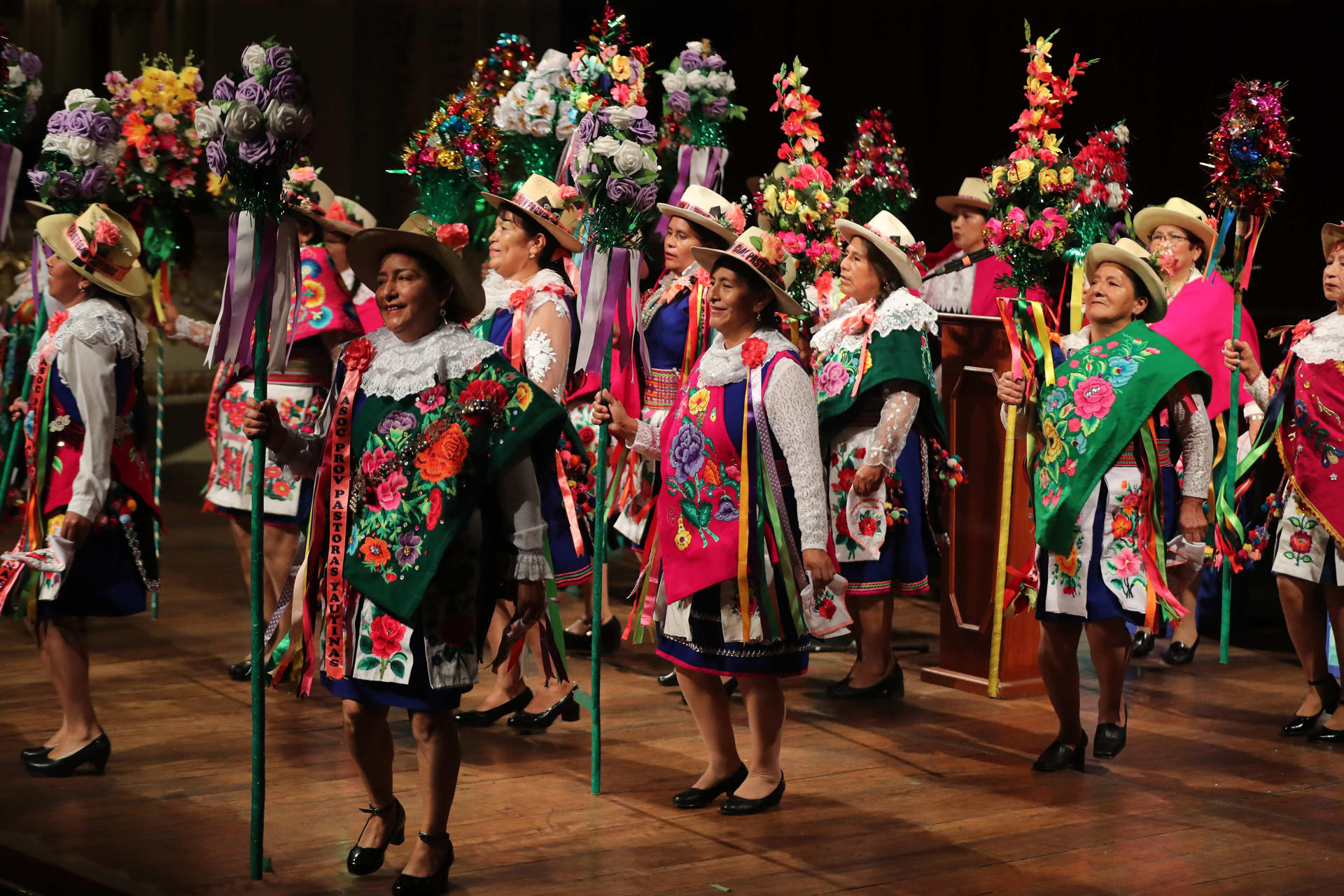 Las pastoras de Yauyos danzan en la XIX Conferencia Ópera Latinoamérica (OLA) este miércoles, Lima (Perú). EFE/ Paolo Aguilar
