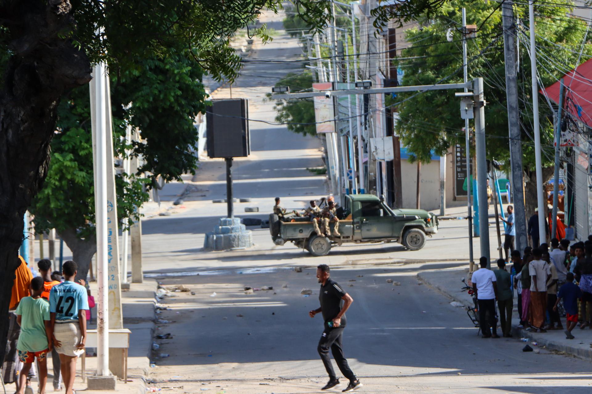 Hombres armados en una calle de Mogadiscio. EFE/EPA/SAID YUSUF WARSAME