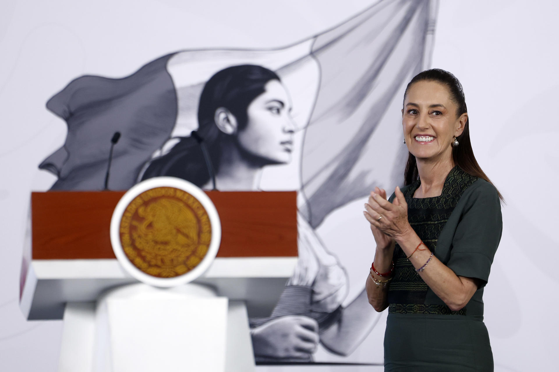 La presidenta de México, Claudia Sheinbaum, habla durante una rueda de prensa este viernes en Palacio Nacional de la Ciudad de México (México). EFE/Sáshenka Gutiérrez