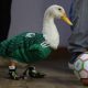 El pato Merlín posa con un balón de fútbol este viernes, en Ciudad de México (México). EFE/Mario Guzmán