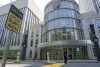 Un integrante de la Policía de Nueva York custodia frente a la Corte Federal del Distrito Este donde se lleva a cabo el juicio del narcotraficante mexicano Rafael Caro Quintero este miércoles, en Nueva York (EE.UU.). EFE/ Ángel Colmenares

