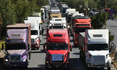 Fotografía que muestra vehículos en una caravana de transportistas para exigir el levante de los bloqueos de carreteras este lunes, en Cochabamba (Bolivia). EFE/Jorge Ábrego