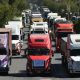 Fotografía que muestra vehículos en una caravana de transportistas para exigir el levante de los bloqueos de carreteras este lunes, en Cochabamba (Bolivia). EFE/Jorge Ábrego
