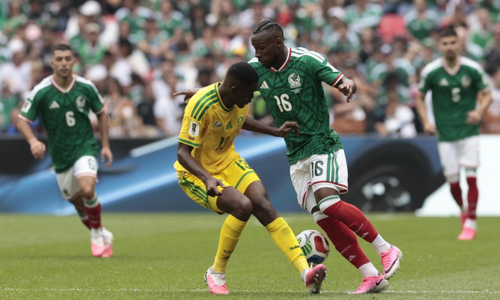 Julián Quiñones (d) de México disputa un balón con Sphephelo Sithole de Sudáfrica este jueves, durante un partido del grupo A del Mundial de la FIFA 2026 entre México y Sudáfrica en el estadio Ciudad de México (México). EFE/ José Méndez