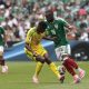 Julián Quiñones (d) de México disputa un balón con Sphephelo Sithole de Sudáfrica este jueves, durante un partido del grupo A del Mundial de la FIFA 2026 entre México y Sudáfrica en el estadio Ciudad de México (México). EFE/ José Méndez