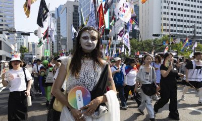 Participantes de la comunidad LGBTIQ (lesbianas, gais, bisexuales, transgénero y queer) posan mientras desfilan durante las celebraciones del 27.º Desfile Queer de Seúl, en Seúl, Corea del Sur, el 13 de junio de 2026. (Corea del Sur, Seúl) EFE/EPA/JEON HEON-KYUN