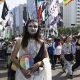 Participantes de la comunidad LGBTIQ (lesbianas, gais, bisexuales, transgénero y queer) posan mientras desfilan durante las celebraciones del 27.º Desfile Queer de Seúl, en Seúl, Corea del Sur, el 13 de junio de 2026. (Corea del Sur, Seúl) EFE/EPA/JEON HEON-KYUN