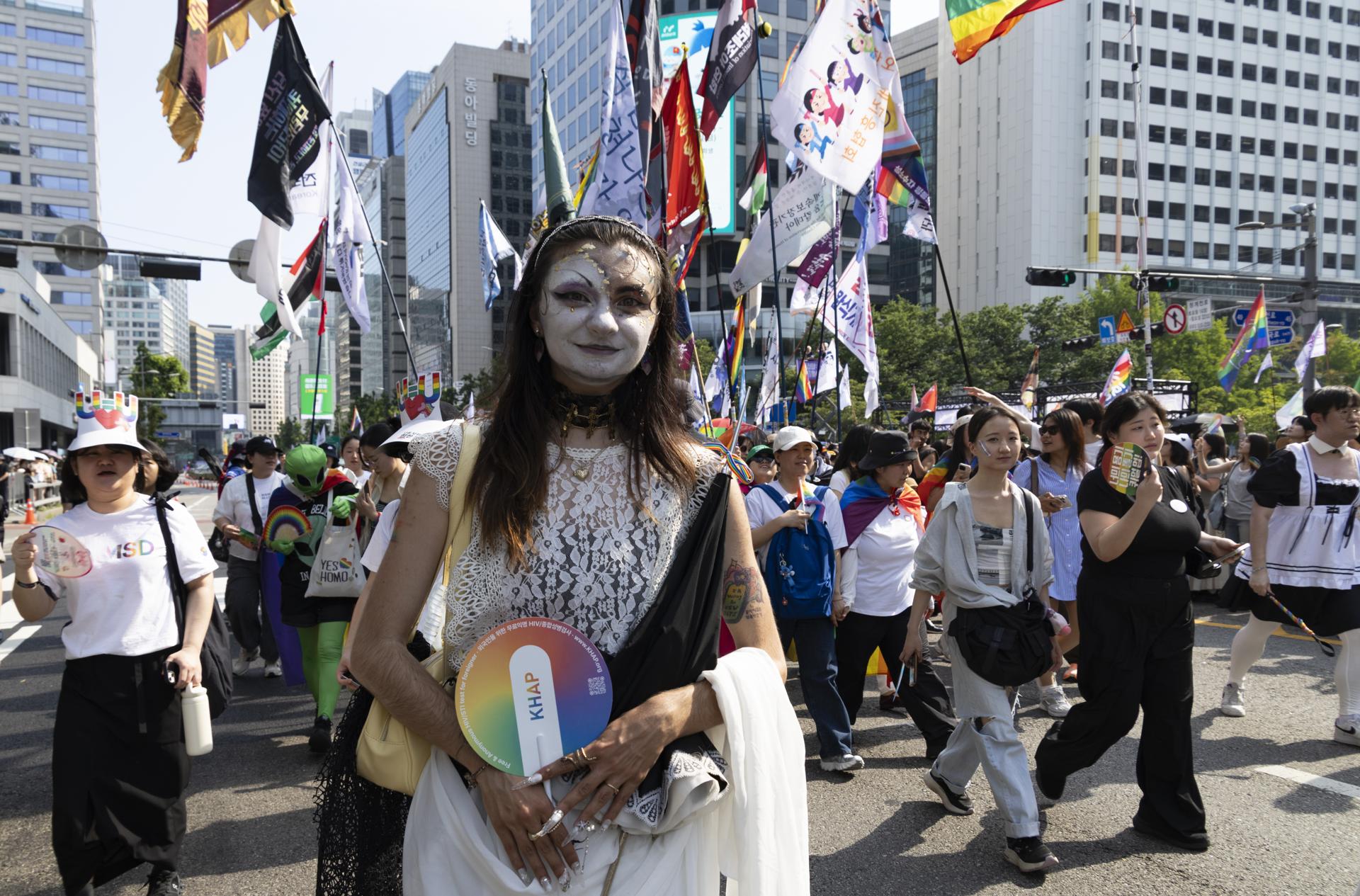 Participantes de la comunidad LGBTIQ (lesbianas, gais, bisexuales, transgénero y queer) posan mientras desfilan durante las celebraciones del 27.º Desfile Queer de Seúl, en Seúl, Corea del Sur, el 13 de junio de 2026. (Corea del Sur, Seúl) EFE/EPA/JEON HEON-KYUN