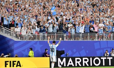 El argentino Lionel Messi saluda a los aficionados de su país tras marcar un gol en el encuentro disputado este martes contra Argelia. EFE/AMY KONTRAS
