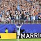 El argentino Lionel Messi saluda a los aficionados de su país tras marcar un gol en el encuentro disputado este martes contra Argelia. EFE/AMY KONTRAS