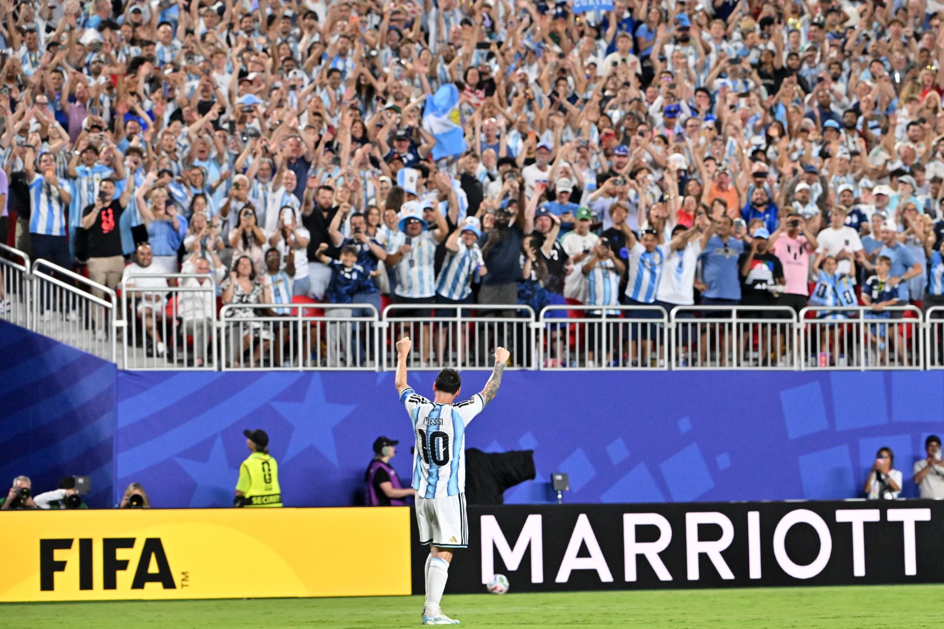 El argentino Lionel Messi saluda a los aficionados de su país tras marcar un gol en el encuentro disputado este martes contra Argelia. EFE/AMY KONTRAS
