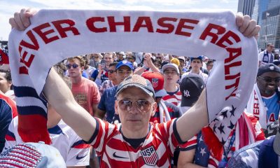 Aficionados de la selección de fútbol de Estados Unidos reacciona durante el anuncio de la lista oficial de jugadores convocados para el Mundial 2026 en Nueva York (Estados Unidos). Imagen de archivo. EFE/ Ángel Colmenares