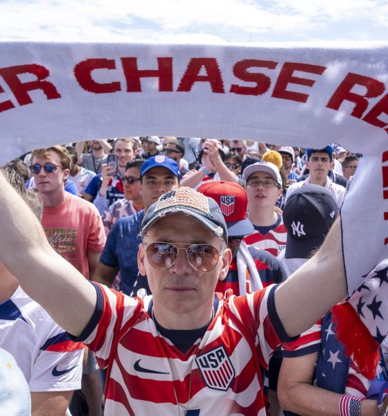Aficionados de la selección de fútbol de Estados Unidos reacciona durante el anuncio de la lista oficial de jugadores convocados para el Mundial 2026 en Nueva York (Estados Unidos). Imagen de archivo. EFE/ Ángel Colmenares