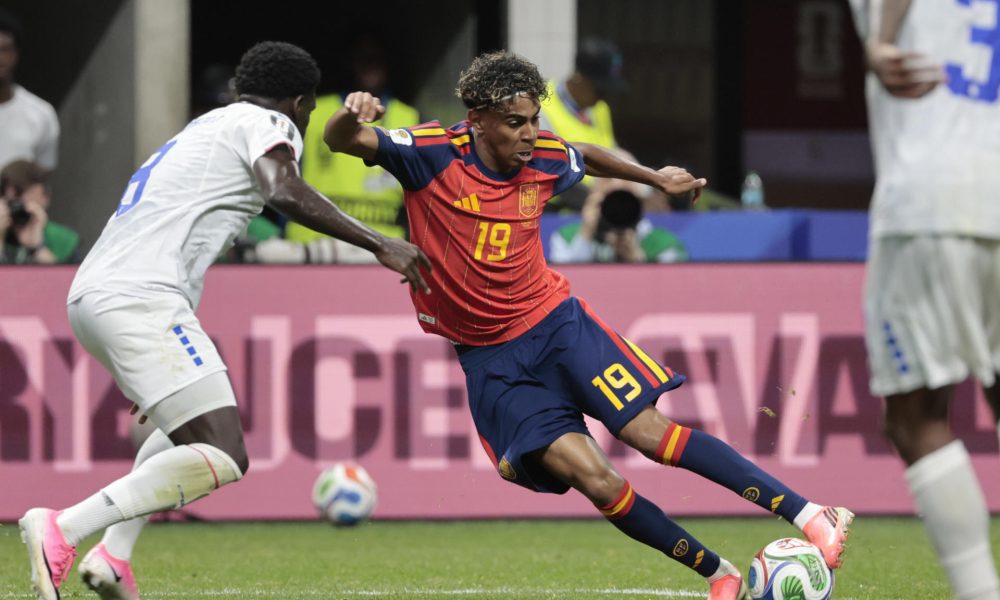 Lamine Yamal (d), durante un pasaje del partido ante Cabo Verde en el debut de España en el grupo H del Mundial 2026 en el Estadio de Atlanta. EFE/Lavandeira Jr