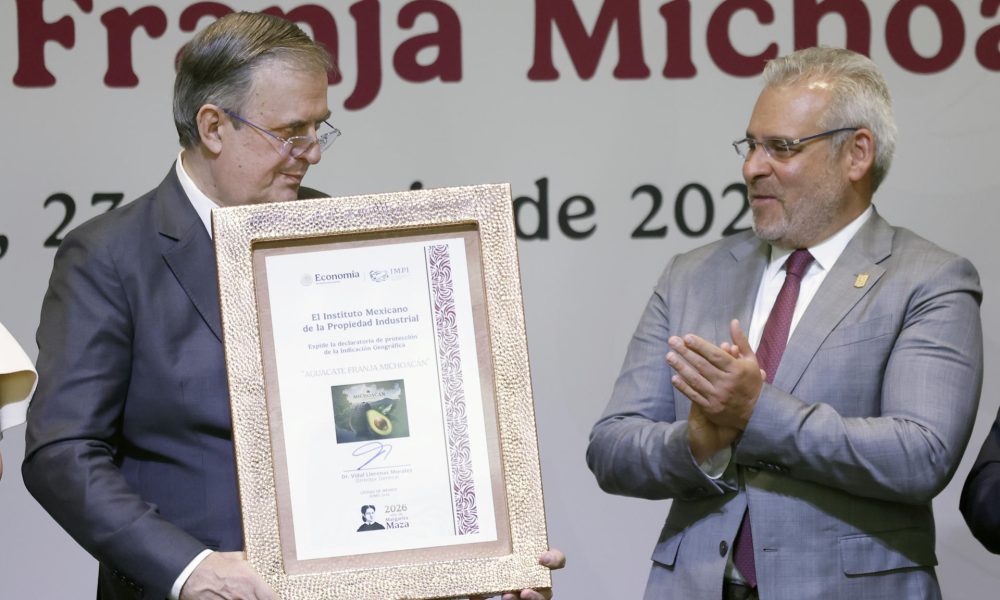 El secretario de Economía de México, Marcelo Ebrard (i), sostiene el reconocimiento de indicación geográfica al aguacate Franja Michoacán junto al gobernador de Michoacán, Alfredo Ramírez, en una rueda de prensa este martes, en Ciudad de México (México). EFE/Sáshenka Gutiérrez
