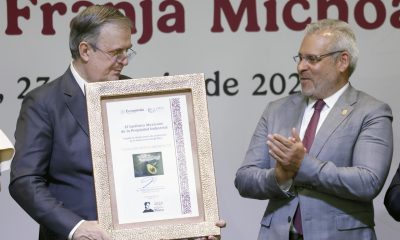 El secretario de Economía de México, Marcelo Ebrard (i), sostiene el reconocimiento de indicación geográfica al aguacate Franja Michoacán junto al gobernador de Michoacán, Alfredo Ramírez, en una rueda de prensa este martes, en Ciudad de México (México). EFE/Sáshenka Gutiérrez