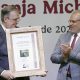 El secretario de Economía de México, Marcelo Ebrard (i), sostiene el reconocimiento de indicación geográfica al aguacate Franja Michoacán junto al gobernador de Michoacán, Alfredo Ramírez, en una rueda de prensa este martes, en Ciudad de México (México). EFE/Sáshenka Gutiérrez