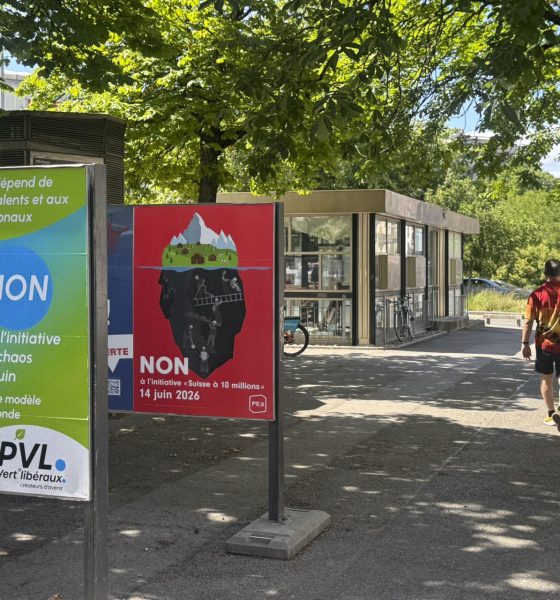 Suiza votará este domingo -por tercera vez en un referéndum- una nueva iniciativa para limitar la inmigración, que esta vez estará vinculada a que la población del país no sobrepase la barrera de los diez millones en 2050, y que en caso de ser aprobada puede deteriorar las relaciones entre Suiza y la Unión Europea. En la imagen, carteles electorales sobre esa consulta. EFE/ Antonio Broto