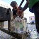 Personas se abastecen de agua tras la interrupción del servicio en San Juan (Puerto Rico). EFE/ Thais Llorca