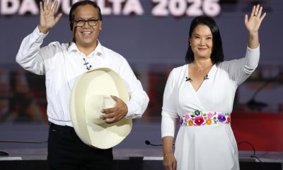 Los candidatos a la presidencia de Perú, Keiko Fujimori (d) y Roberto Sánchez fueron captados el pasado 31 de mayo, durante un debate televisado, en Lima (Perú). EFE/Paolo Aguilar