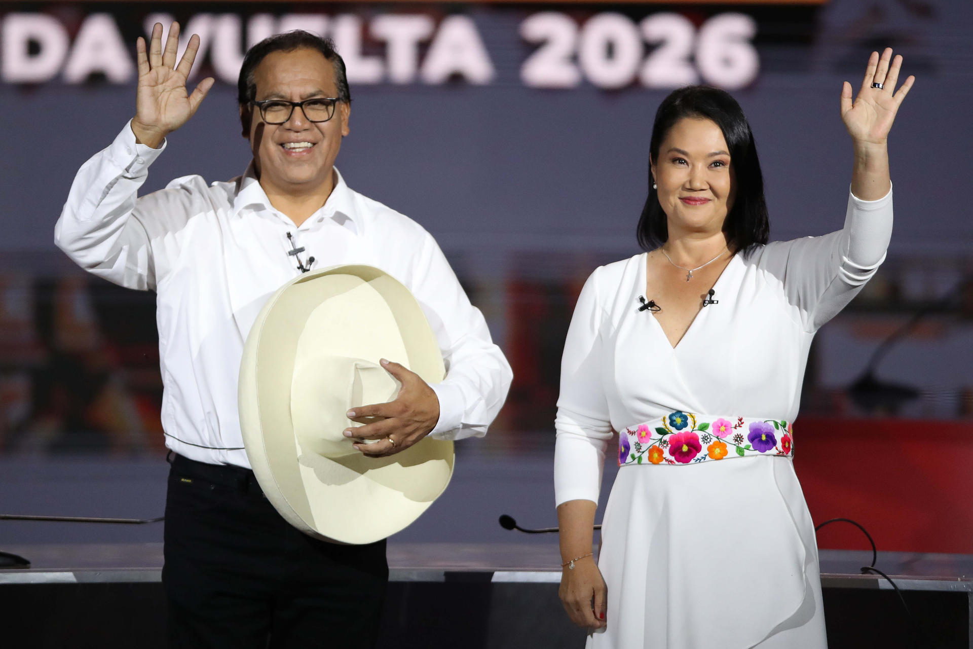 Los candidatos a la presidencia de Perú, Keiko Fujimori (d) y Roberto Sánchez fueron captados el pasado 31 de mayo, durante un debate televisado, en Lima (Perú). EFE/Paolo Aguilar
