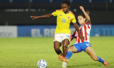 La colombiana Linda Caicedo (i) deja en el camino a la paraguaya Claudia Martínez este martes en un partido de la Liga de Naciones en el estadio Defensores del Chaco, en Asunción. EFE/Juan Pablo Pino