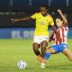 La colombiana Linda Caicedo (i) deja en el camino a la paraguaya Claudia Martínez este martes en un partido de la Liga de Naciones en el estadio Defensores del Chaco, en Asunción. EFE/Juan Pablo Pino