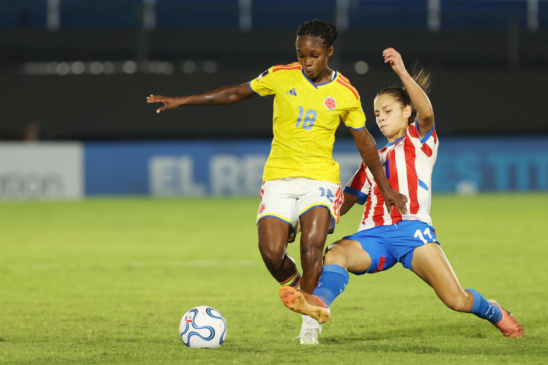 La colombiana Linda Caicedo (i) deja en el camino a la paraguaya Claudia Martínez este martes en un partido de la Liga de Naciones en el estadio Defensores del Chaco, en Asunción. EFE/Juan Pablo Pino