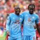 Los jugadores de El Congo Edo Kayembe (i) y Ngal'ayel Muka, felices al empatar con Portugal en el Mundial 2026 en el estadio Houston (Texas). EFE/Carlos Ramírez