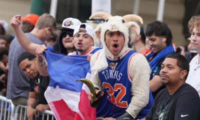 Aficionados de los Knicks de Nueva York animan este jueves, previo al desfile del equipo tras ser campeones de la NBA en Nueva York (Estados Unidos). EFE/ Ángel Colmenares