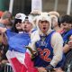 Aficionados de los Knicks de Nueva York animan este jueves, previo al desfile del equipo tras ser campeones de la NBA en Nueva York (Estados Unidos). EFE/ Ángel Colmenares