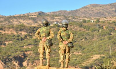 Integrantes del Ejercito de Bolivia custodian para evitar nuevos puntos de bloqueo este 20 de junio de 2026, en Parotani (Bolivia). EFE/Jorge Ábrego