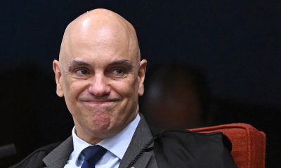 El juez ministro de la Suprema Corte de Brasil, Alexandre de Moraes, reacciona durante una sesión de juicio en el pleno de la primera sala del Tribunal Supremo Federal este martes, en Brasilia (Brasil). EFE/ Andre Borges