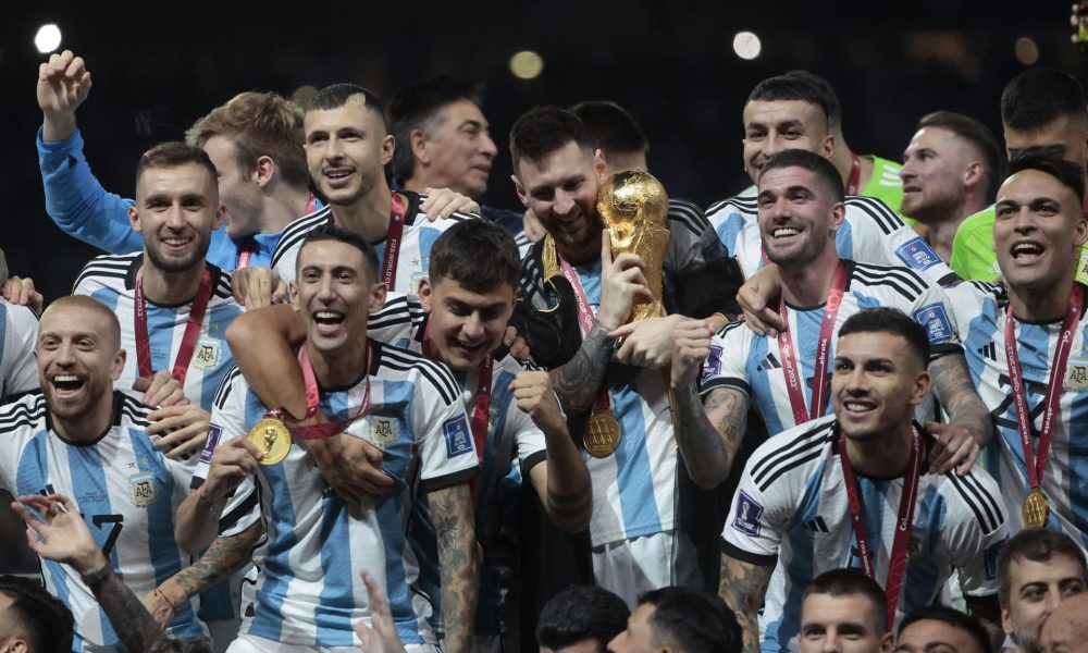 Fotografía de Juan Ignacio Roncoroni, en la que puede verse en una imagen de archivo del 18 de diciembre de 2022 a jugadores de Argentina con el trofeo de la Copa del Mundo conquistado en Catar 2022. EFE