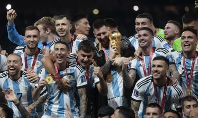 Fotografía de Juan Ignacio Roncoroni, en la que puede verse en una imagen de archivo del 18 de diciembre de 2022 a jugadores de Argentina con el trofeo de la Copa del Mundo conquistado en Catar 2022. EFE