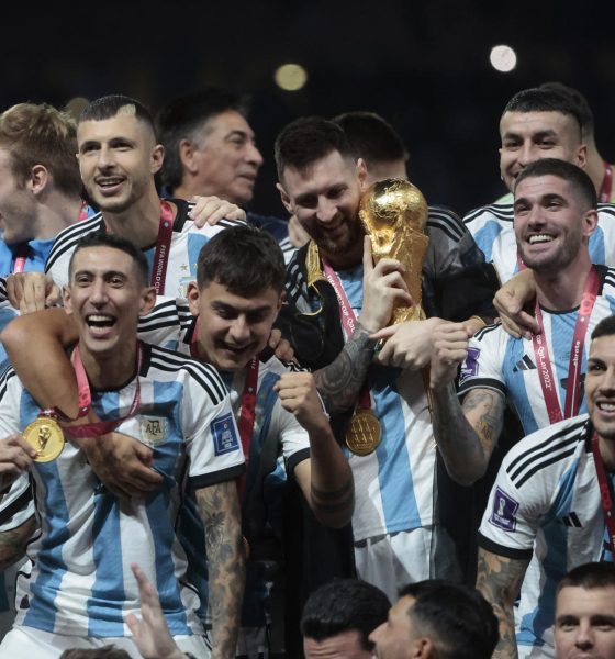 Fotografía de Juan Ignacio Roncoroni, en la que puede verse en una imagen de archivo del 18 de diciembre de 2022 a jugadores de Argentina con el trofeo de la Copa del Mundo conquistado en Catar 2022. EFE
