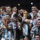 Fotografía de Juan Ignacio Roncoroni, en la que puede verse en una imagen de archivo del 18 de diciembre de 2022 a jugadores de Argentina con el trofeo de la Copa del Mundo conquistado en Catar 2022. EFE