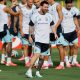 Jugadores de Argentina participan detrás de Lionel Messi en un entrenamiento este jueves, en Kansas City (EE.UU.). EFE/ Juan Ignacio Roncoroni