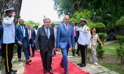 Fotografía cedida por la Oficina del Primer Ministro de Haití de su mandatario, Alix Didier Fils-Aimé (d), caminando junto al secretario general de la ONU, António Guterres, durante un encuentro en el Palacio Nacional en Puerto Príncipe (Haití). EFE/ Oficina del Primer Ministro de Haití