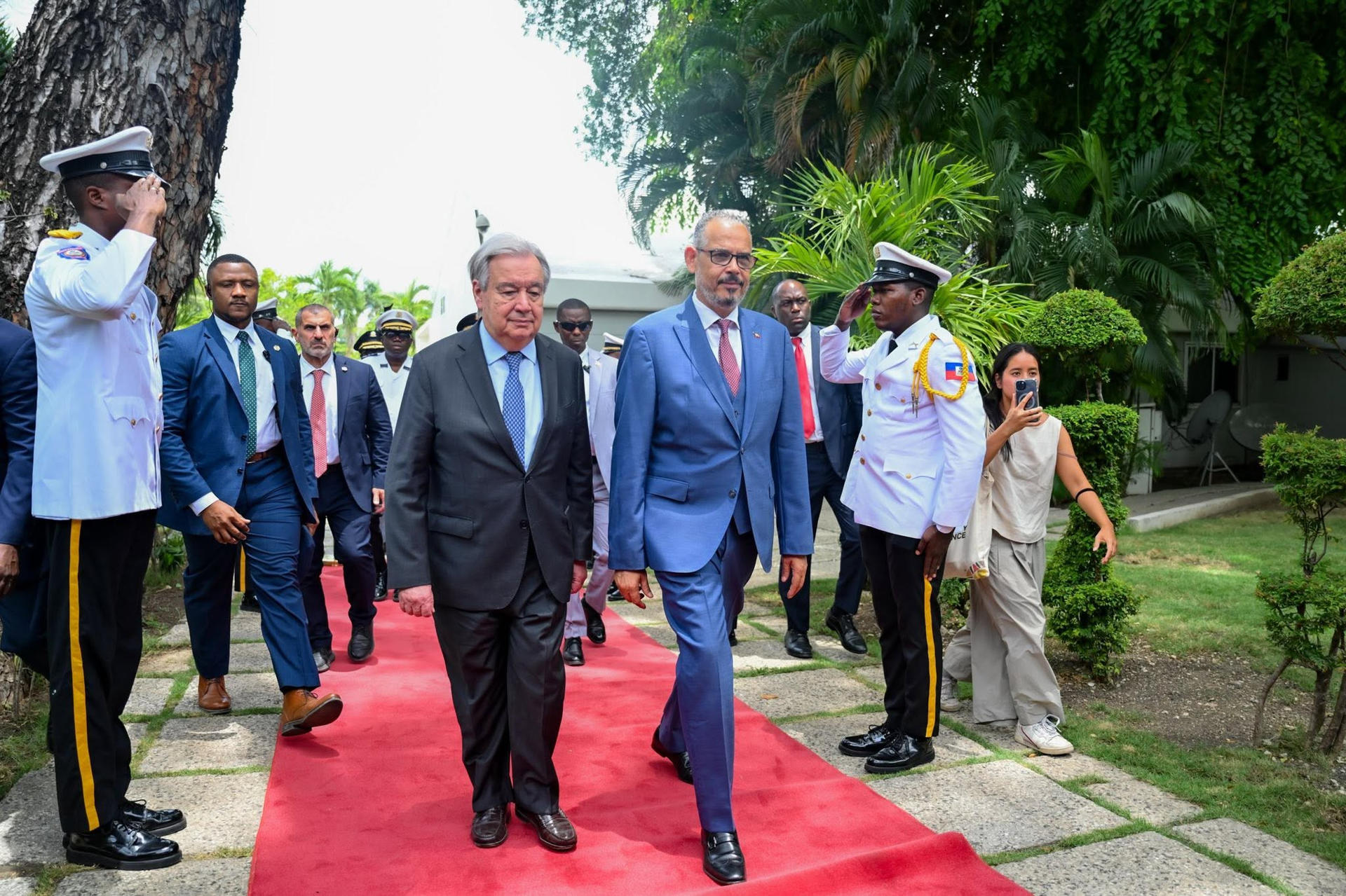 Fotografía cedida por la Oficina del Primer Ministro de Haití de su mandatario, Alix Didier Fils-Aimé (d), caminando junto al secretario general de la ONU, António Guterres, durante un encuentro en el Palacio Nacional en Puerto Príncipe (Haití). EFE/ Oficina del Primer Ministro de Haití