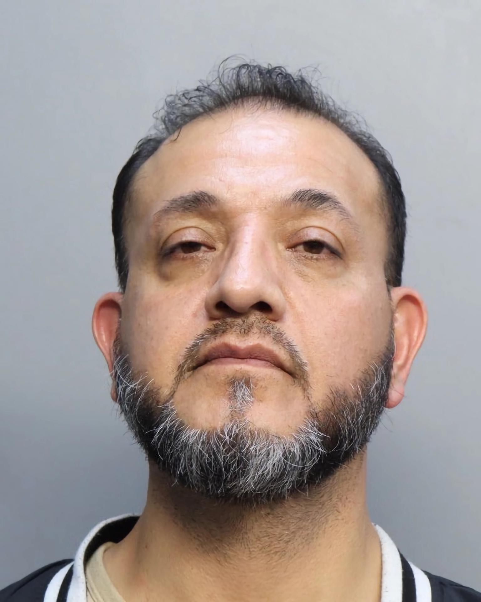 Fotografía cedida por el Departamento de Correcciones y Rehabilitación del Condado de Miami-Dade donde aparece Juan Gabriel Reyes, un hombre de 51 años originario de Chicago, que afronta cargos de interferir con una tripulación de vuelo y agresión por su conducta en el vuelo 3345 de Frontier que el domingo partió de San Juan, Puerto Rico, con dirección a Chicago, en el estado de Illinois, pero que aterrizó de emergencia en Miami por el incidente. EFE/Correcciones y Rehabilitación del Condado de Miami-Dade /SOLO USO EDITORIAL /NO VENTAS /SOLO DISPONIBLE PARA ILUSTRAR LA NOTICIA QUE ACOMPAÑA /CRÉDITO OBLIGATORIO