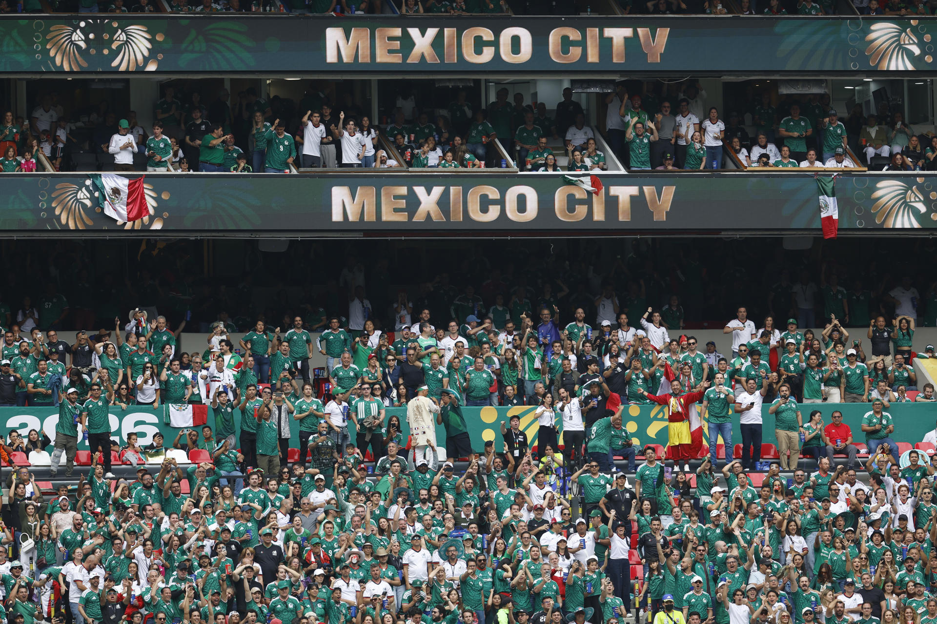 Aficionados animan en la inauguración del Mundial de la FIFA 2026  este jueves, en el estadio Azteca en la Ciudad de México (México). EFE/ Sashenka Gutiérrez