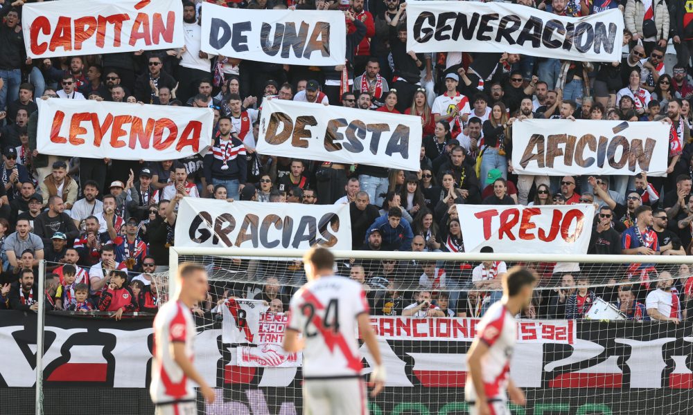 Fotografía de Víctor Lerena, en la que puede verse en una imagen de archivo del pasado 17 de mayo a la afición del Rayo homenajeando al argentino Oscar Trejo en su adiós al equipo madrileño. EFE