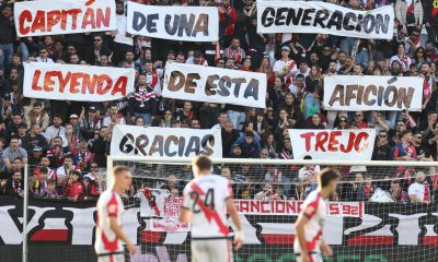 Fotografía de Víctor Lerena, en la que puede verse en una imagen de archivo del pasado 17 de mayo a la afición del Rayo homenajeando al argentino Oscar Trejo en su adiós al equipo madrileño. EFE