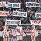 Fotografía de Víctor Lerena, en la que puede verse en una imagen de archivo del pasado 17 de mayo a la afición del Rayo homenajeando al argentino Oscar Trejo en su adiós al equipo madrileño. EFE