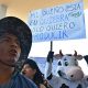 Productores de leche protestan para exigir el fin de los bloqueos de carreteras en el país este miércoles, en el Aeropuerto Jorge Wilstermann en Cochabamba (Bolivia). EFE/Jorge Ábrego