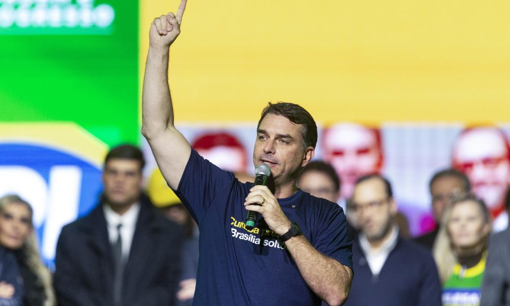 El senador brasileño y candidato presidencial, Flávio Bolsonaro, fue captado el pasado 29 de mayo, durante un acto proselitista, en Curitiba (Brasil). EFE/Hedeson Alves