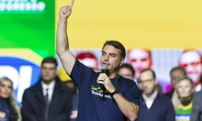 El senador brasileño y candidato presidencial, Flávio Bolsonaro, fue captado el pasado 29 de mayo, durante un acto proselitista, en Curitiba (Brasil). EFE/Hedeson Alves