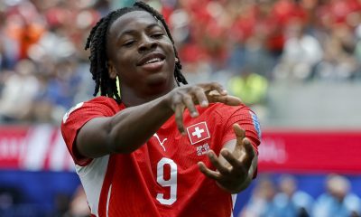 Johan Manzambi emerge como el hérore inesperado de la selección de Suiza en el Mundial. Su reciente doblete, además de ratiicar gran olfato goleador, lleva el sello en la celebración del ‘Kamehameha’, un icónico gesto de la serie animada japonesa Dragon Ball. EFE/EPA/PETER KLAUNZER EDITORIAL USE ONLY