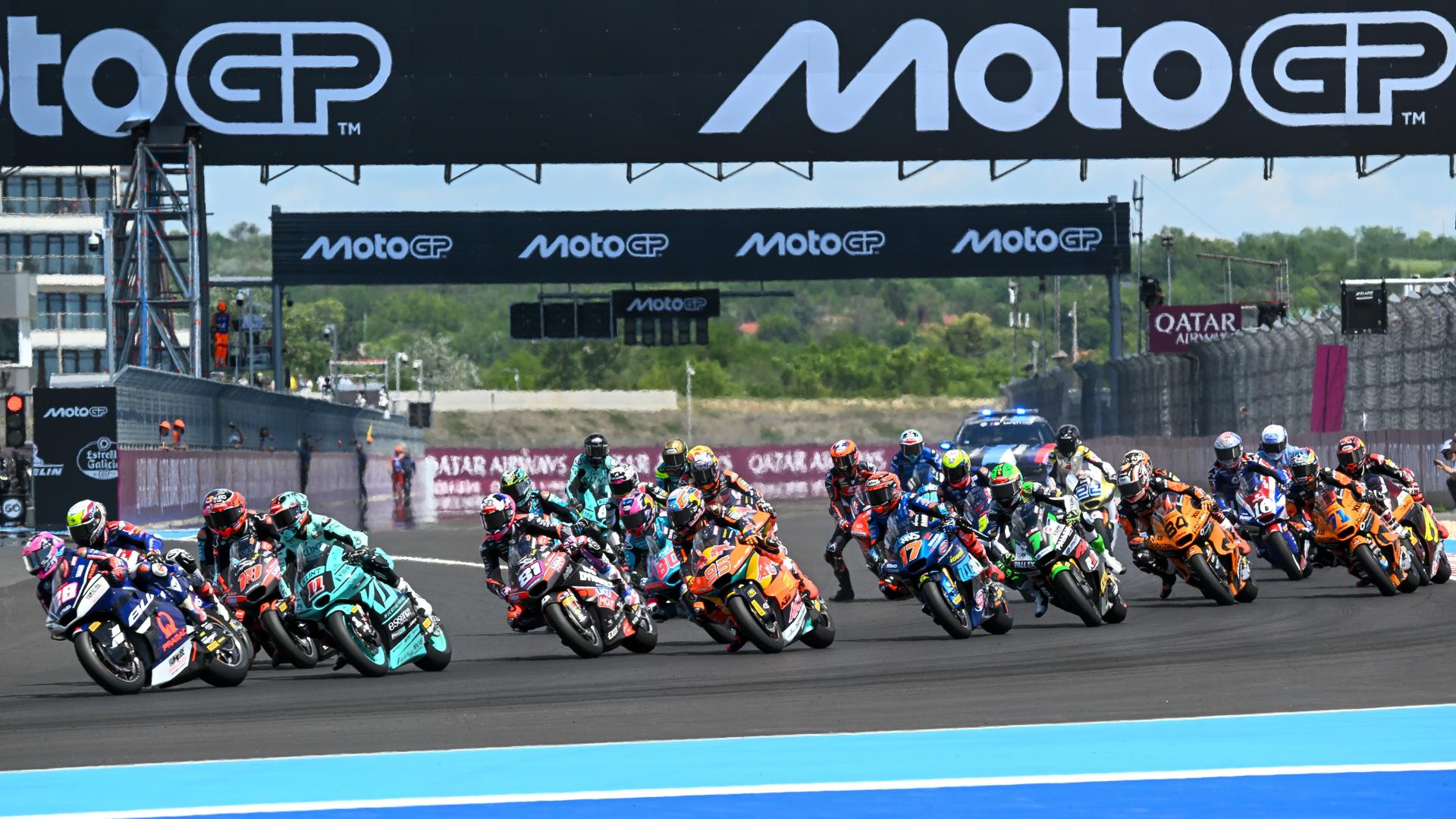 Pilotos durante la carrera de Moto2 del Gran Premio de Hungría, disputado este domingo en el circuito de Balaton Park (Hungría). EFE/Zsolt Czegledi *Prohibido su uso en Hungría*